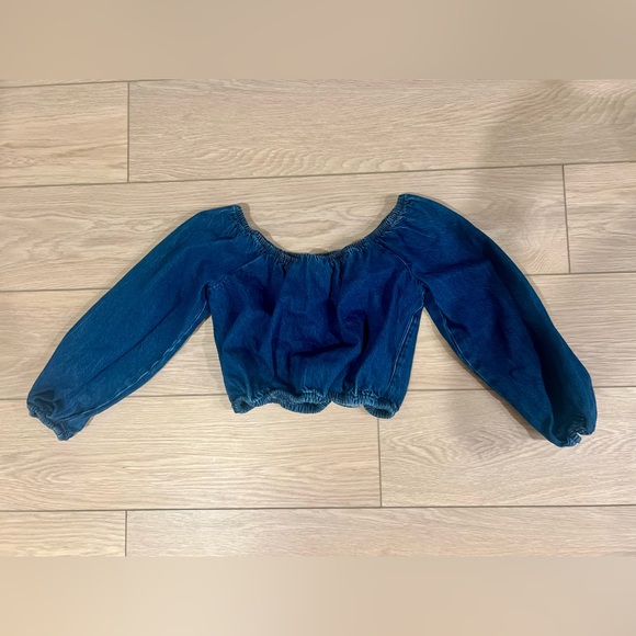 American Eagle Outfitters Tops - American eagle cropped smocked denim top size xs